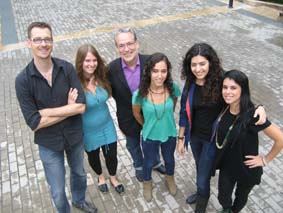 Equipo completo que presenta el proyecto.